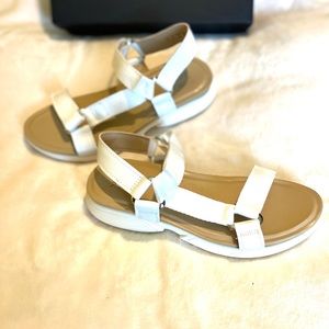 NATURALIZER FLORES WHITE SANDALS SIZE 9M